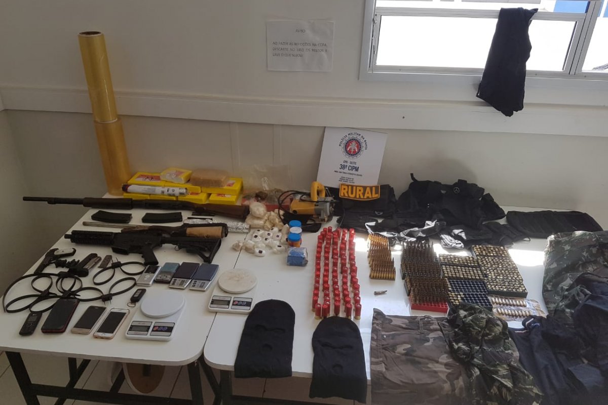 Polícia apreende fuzil com dois integrantes de roubo a bancos