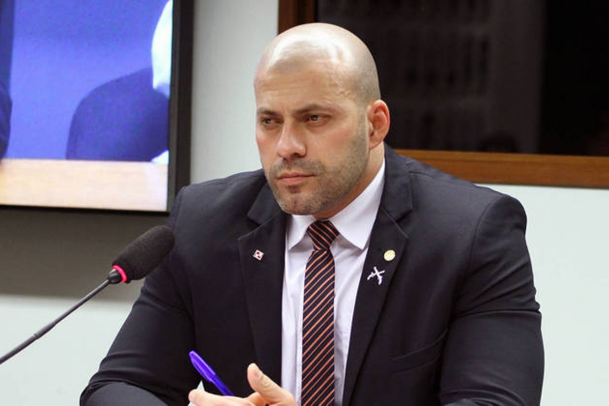 Alexandre de Moraes nega pedido e mantém prisão domiciliar de Daniel Silveira