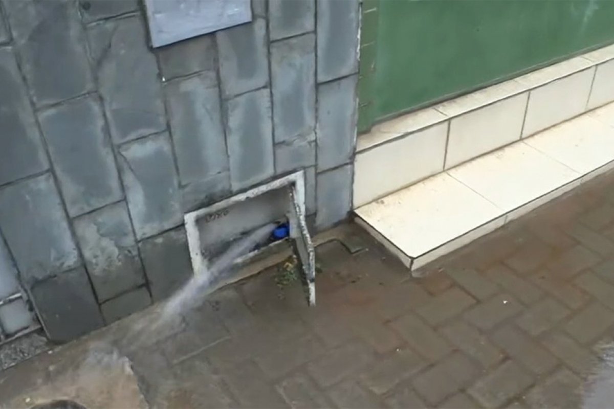 Diante de roubo de registro, vazamento de água potável causa poças em via do Dique do Tororó