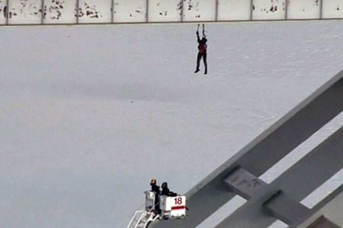 Turista fica pendurado em ponte de vidro destruída pelo vento na China
