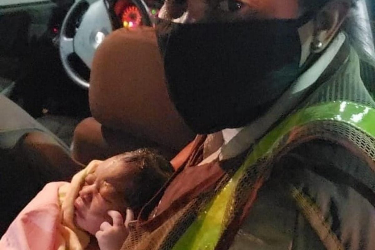 Mulher dá à luz em viatura da Polícia Militar em Salvador