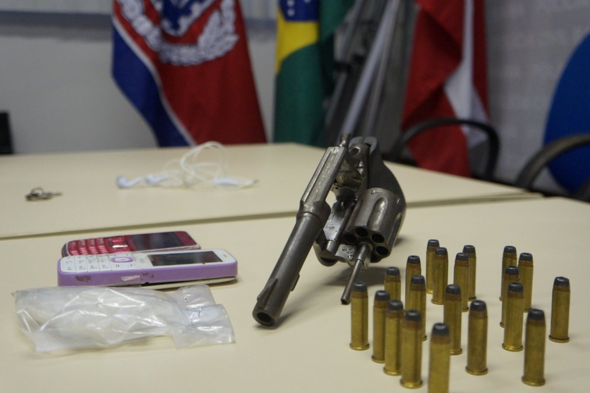 Homens são presos suspeitos de envolvimento em furtos e roubo de veículos em Candeias