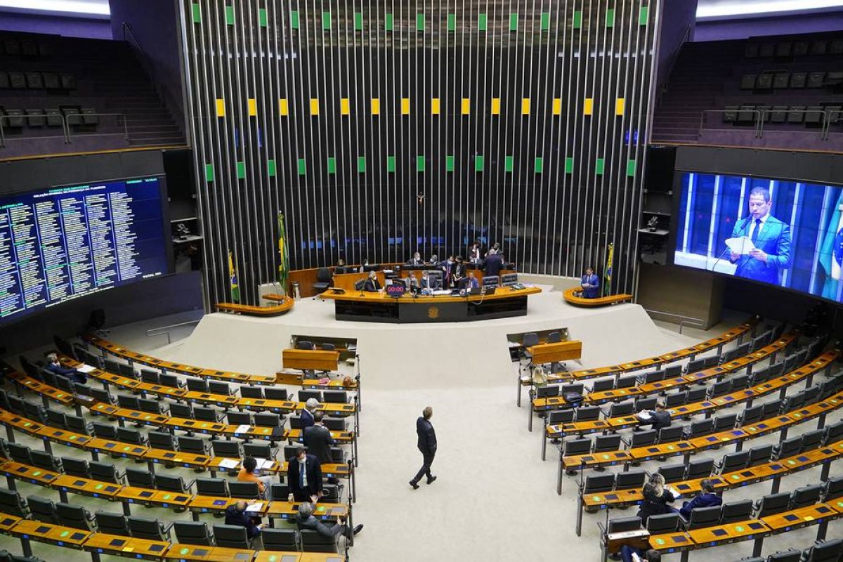 Câmara aprova texto principal de projeto que flexibiliza licenciamento ambiental na madrugada desta quinta (13)