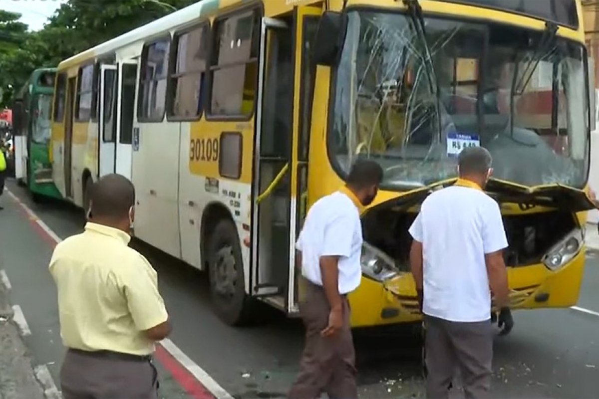 Batida entre três ônibus deixa quatro feridos em Salvador