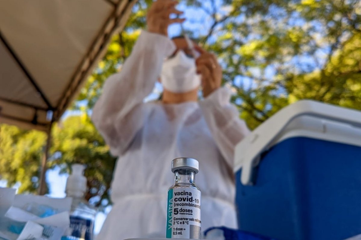 Ritmo de vacinação contra Covid-19 no Brasil cai pela metade em duas semanas