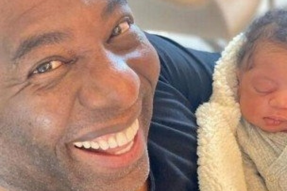 Aos 50 anos e pai de 7 filhos, Netinho de Paula apresenta o oitavo neto