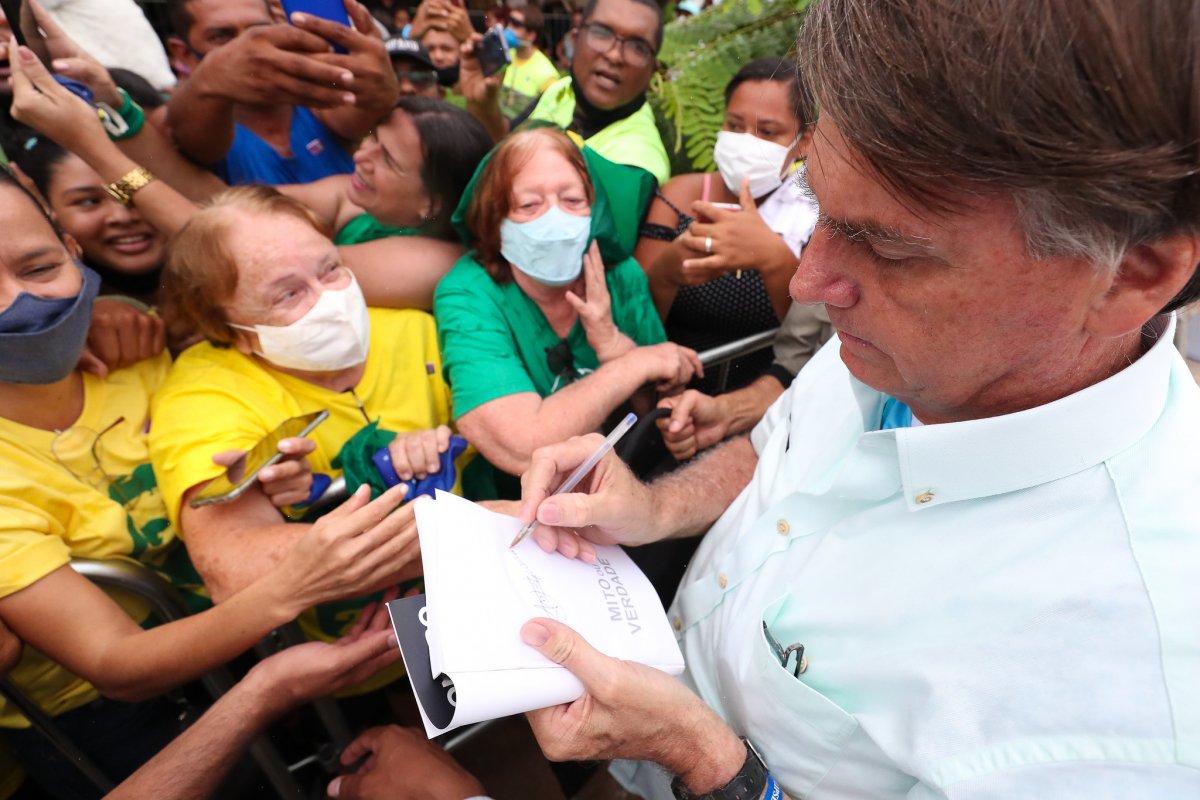 Vídeo: Bolsonaro desembarca em Maceió e é recepcionado por apoiadores