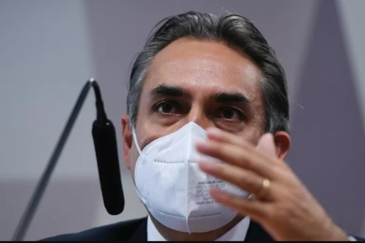 Em CPI, presidente da Pfizer diz que Carlos Bolsonaro participou de reunião com Wajngarten