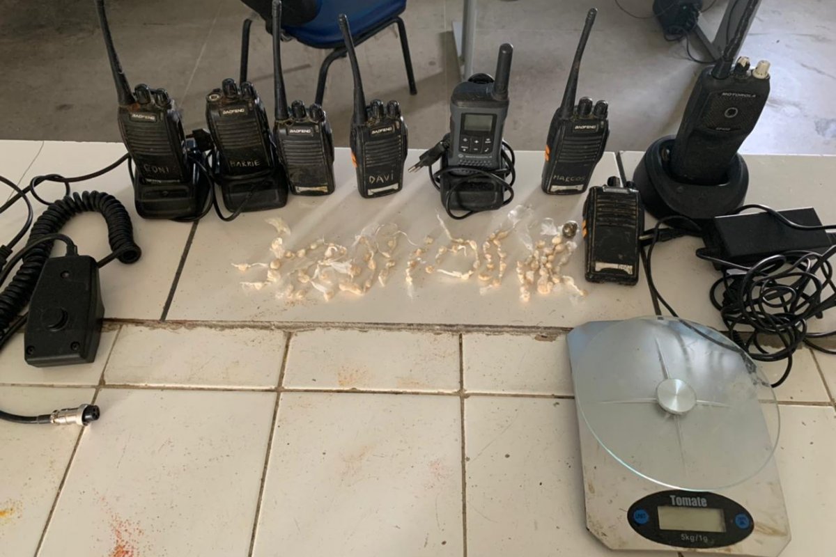 Mulher é presa em flagrante com rádio comunicadores e drogas no sudoeste da Bahia