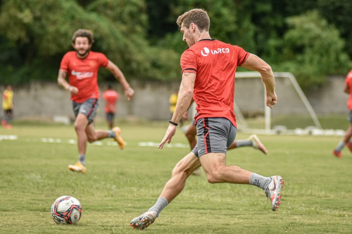 Com retorno de mais cinco afastados por covid-19, Vitória treina para estreia na série B