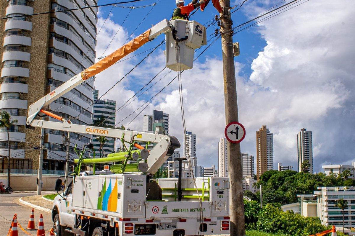 Em quatro meses, Coelba remove mais de de 17 toneladas de cabos instalados de forma irregular