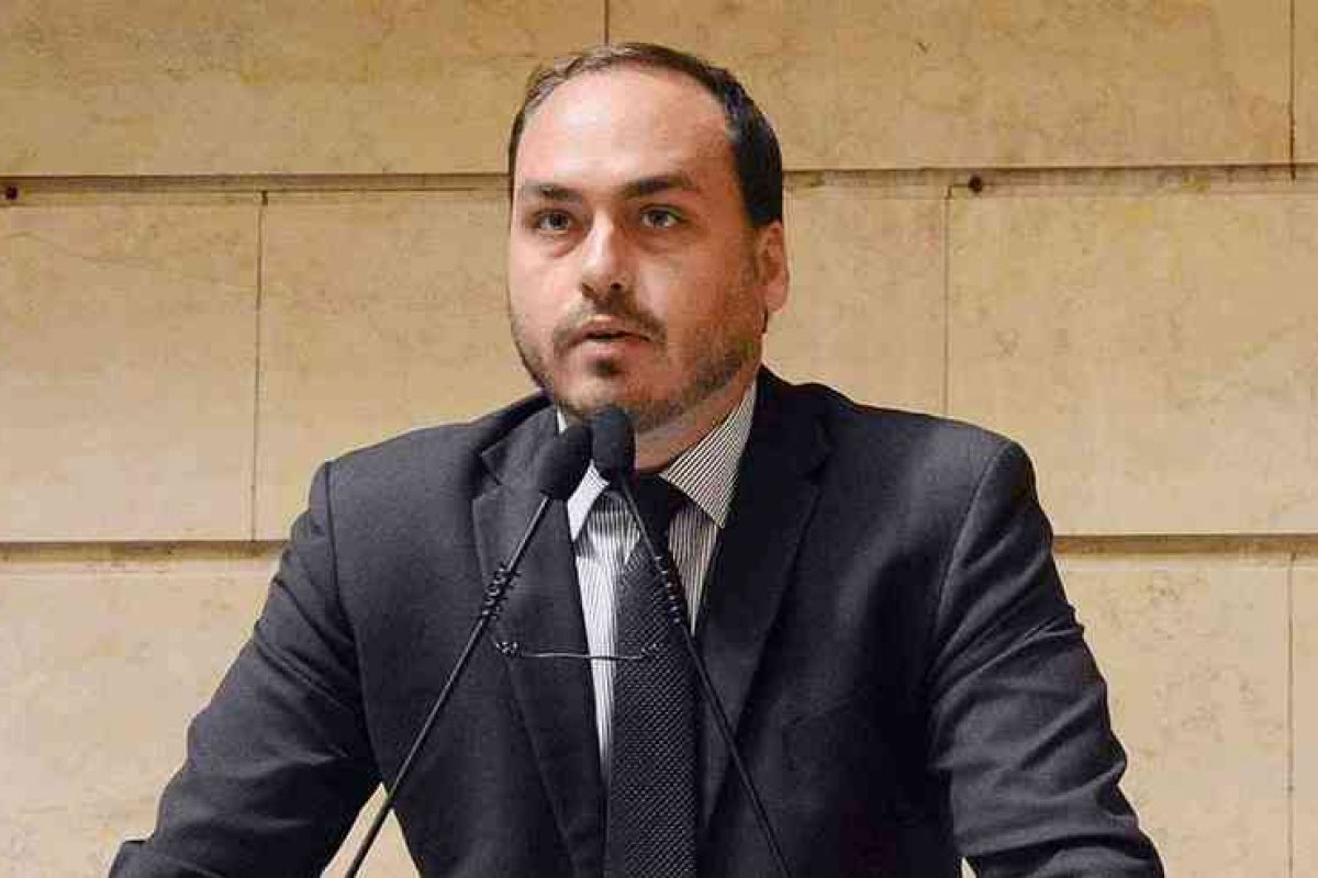 "A todo custo tentam impedir um filho de ficar próximo do pai", diz Carlos Bolsonaro