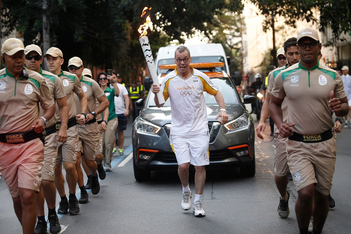 Pessoas que participaram do revezamento da tocha nos Jogos Olímpicos do Rio vendem réplicas por até R$ 35 mil