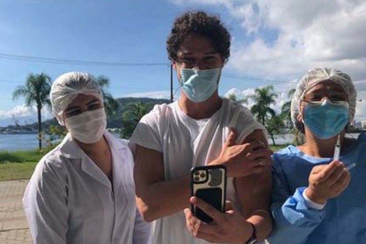 Diabético, ator José Loreto é vacinado contra a Covid-19