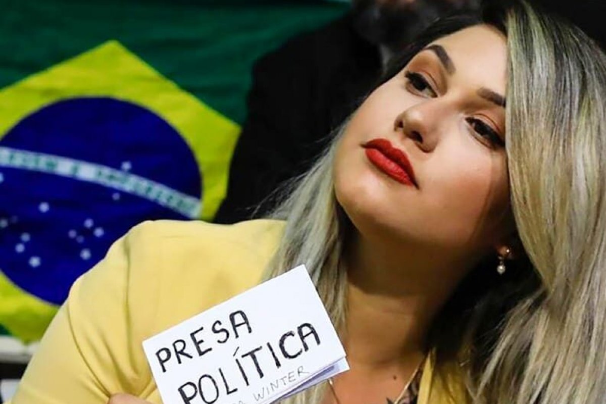 Em postagem, assessoria de Sara Winter afirma que ela foi presa e está acorrentada