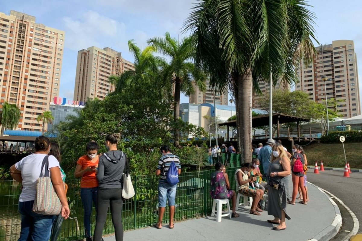 Mutirão para aplicação de 2ª dose da CoronaVac começa com longas filas em Salvador