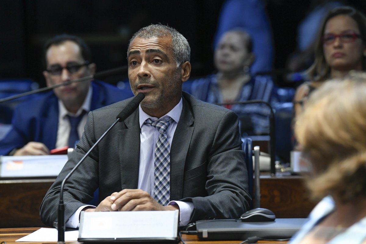 Justiça bloqueia bens de Romário para pagar dívida de R$ 40 milhões
