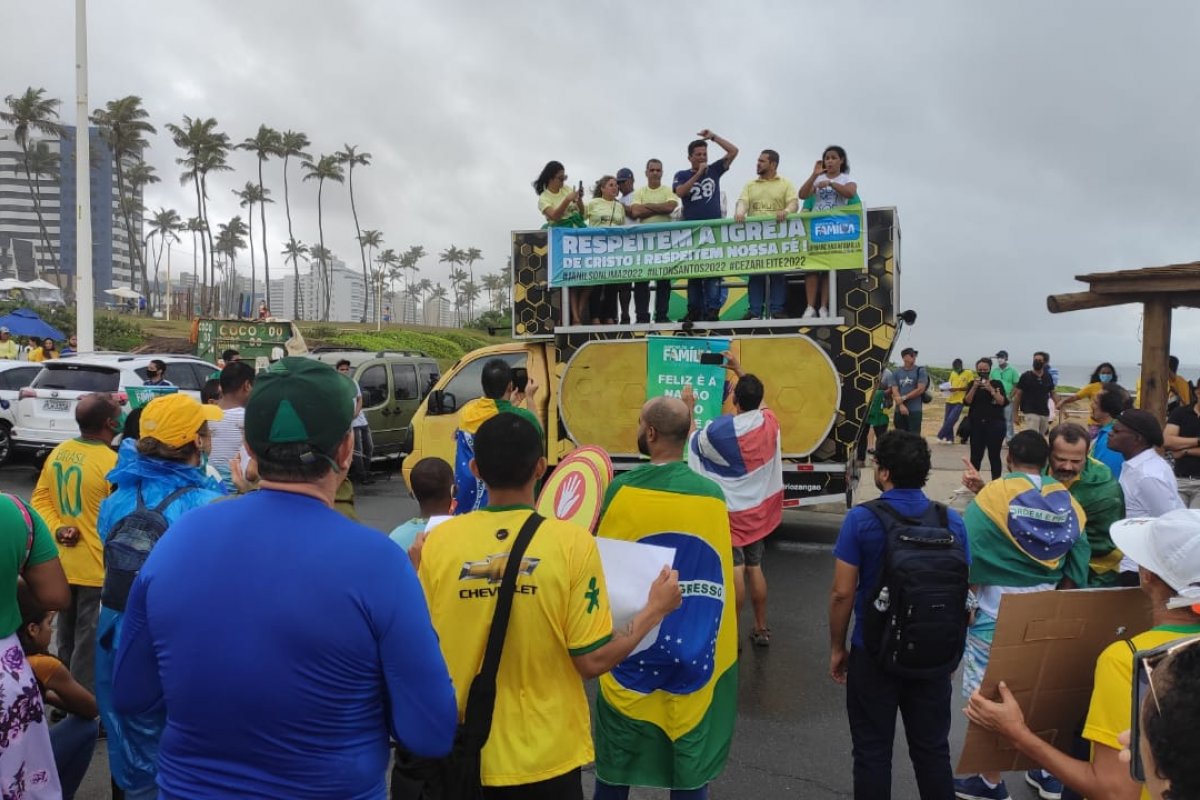 Vídeo: Apoiadores de Bolsonaro realizam marcha pela orla de Salvador neste sábado (15)