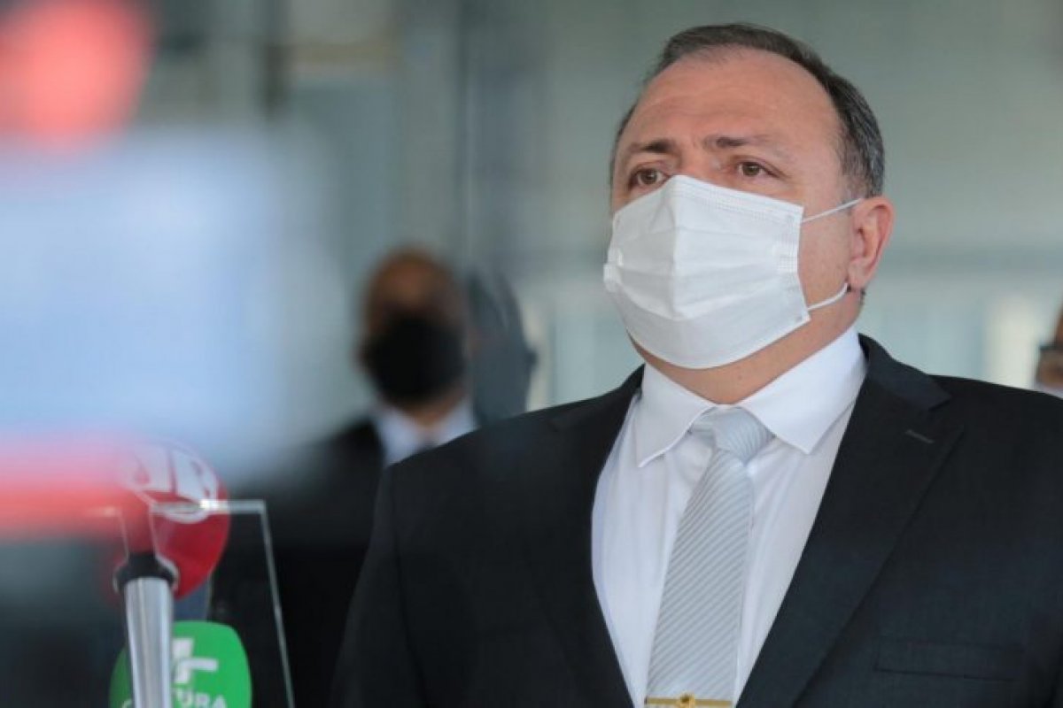 Advogado que auxilia Pazuello diz que ex-ministro quer responder a todas as perguntas