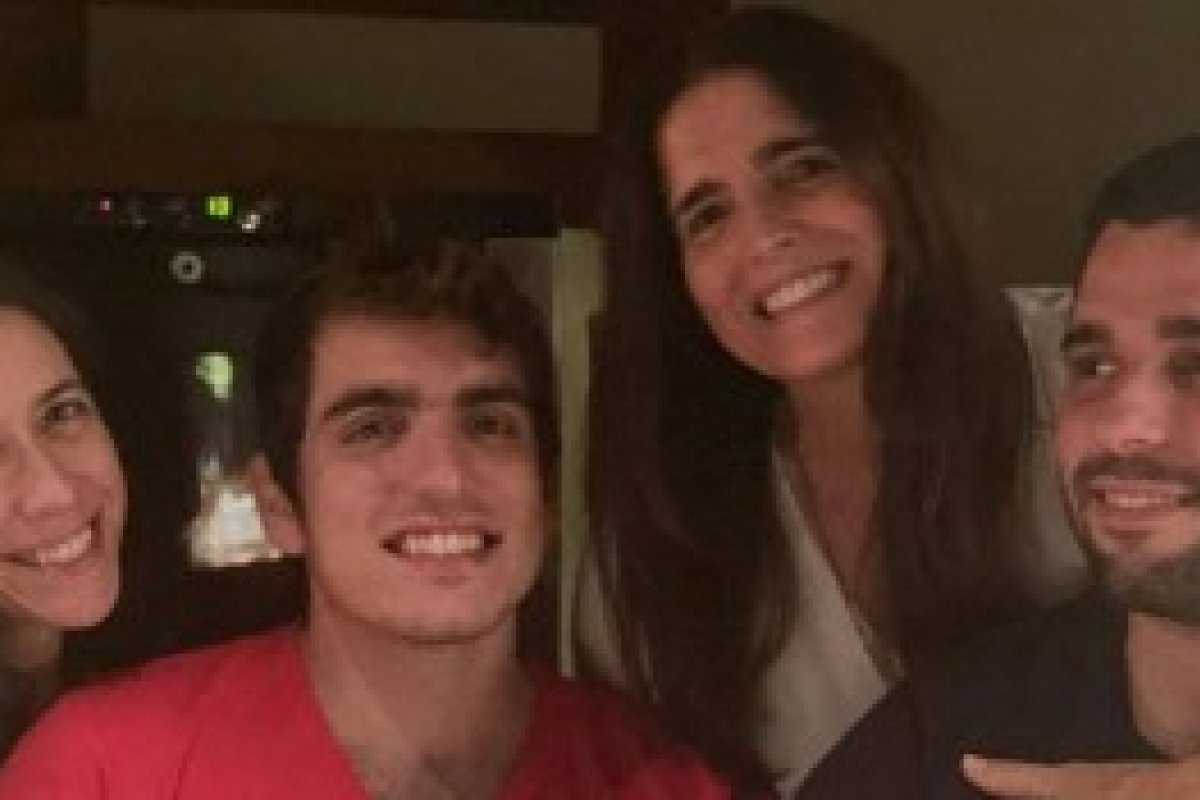 Longe da TV, Malu Mader aparece em clique com os filhos e a enteada no aniversário do primogênito