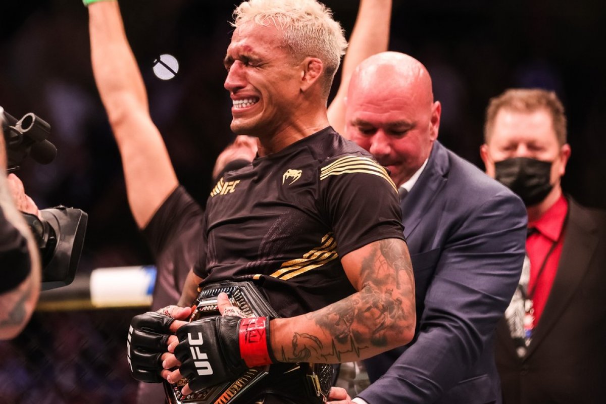 Charles do Bronx tem atuação de gala no UFC 262 e se torna o novo campeão do peso-leve