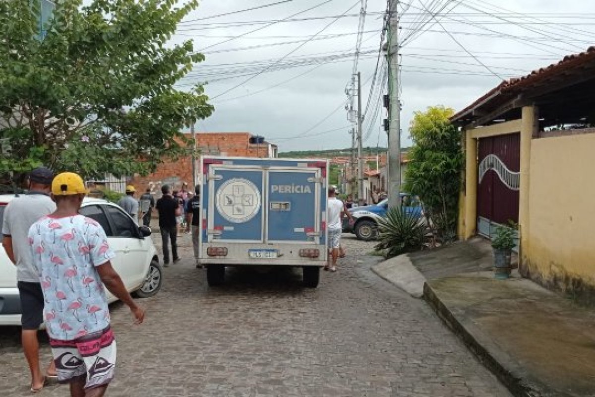 Homem é morto a tiros enquanto lavava carro na frente de casa, em Feira de Santana