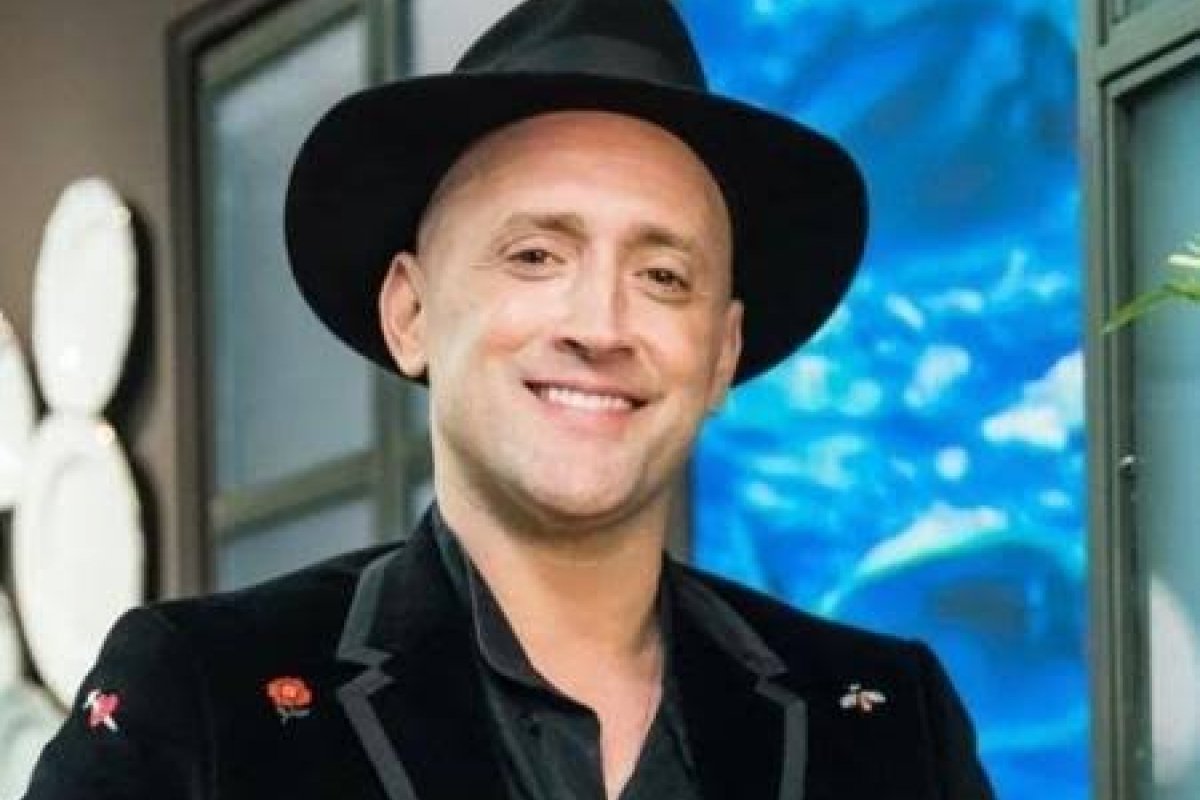 Absurdo! Placa de rua em homenagem a Paulo Gustavo é furtada em Niterói