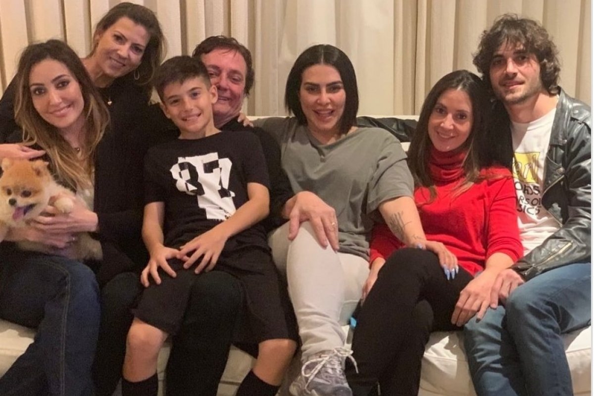 Fábio Jr. reúne cinco filhos e esposa em encontro familiar