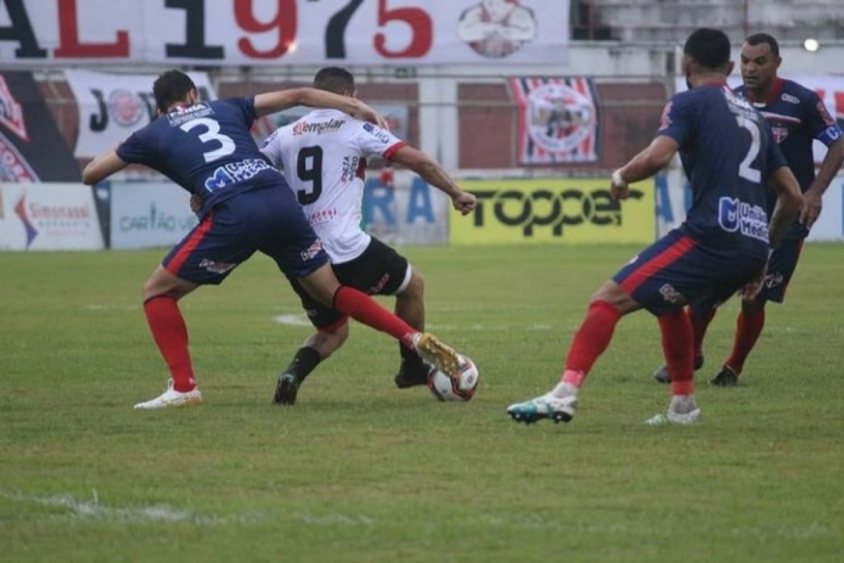 Com emoção nos acréscimos, Atlético de Alagoinhas e Bahia de Feira empatam primeira partida da final do Baiano