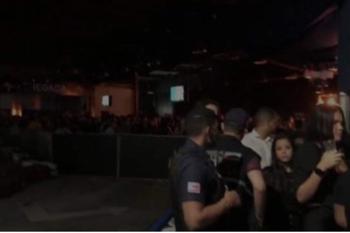 Festa com aglomeração é encerrada em Feira de Santana na noite de sexta-feira (14)