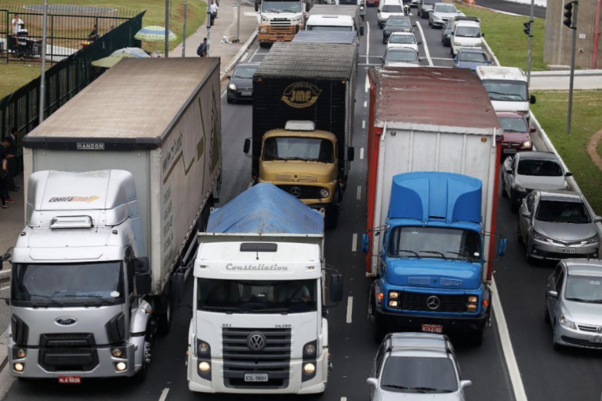 Bolsonaro prepara pacote de benefícios para caminhoneiros