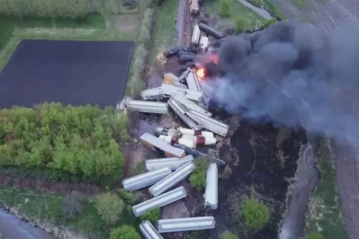 Trem descarrila e pega fogo em cidade dos EUA