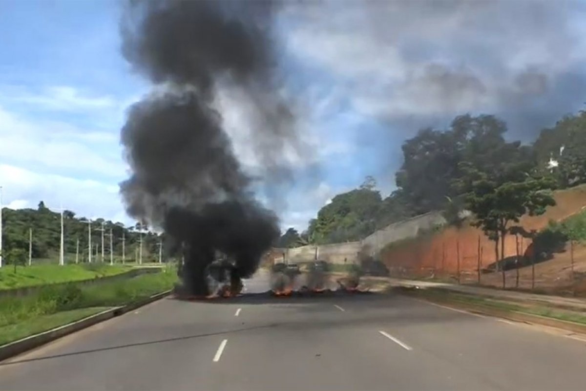 Grupo faz protesto e interdita Avenida 29 de Março, em Salvador; manifestante foi detido