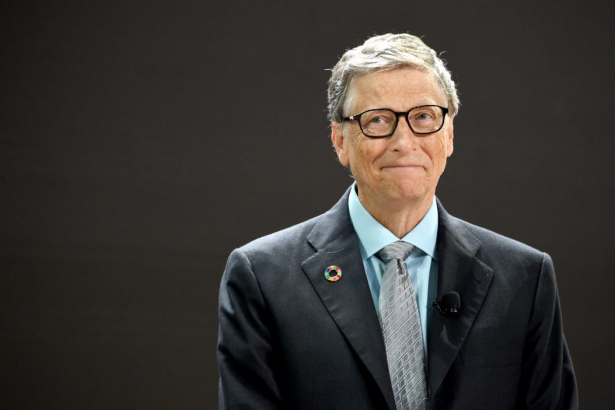 Bill Gates se afastou da Microsoft por suposto caso com funcionária, diz jornal