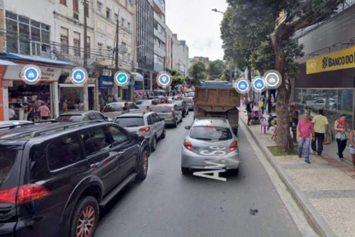 Homem em situação de rua é agredido com vidro na Av. Sete, em Salvador