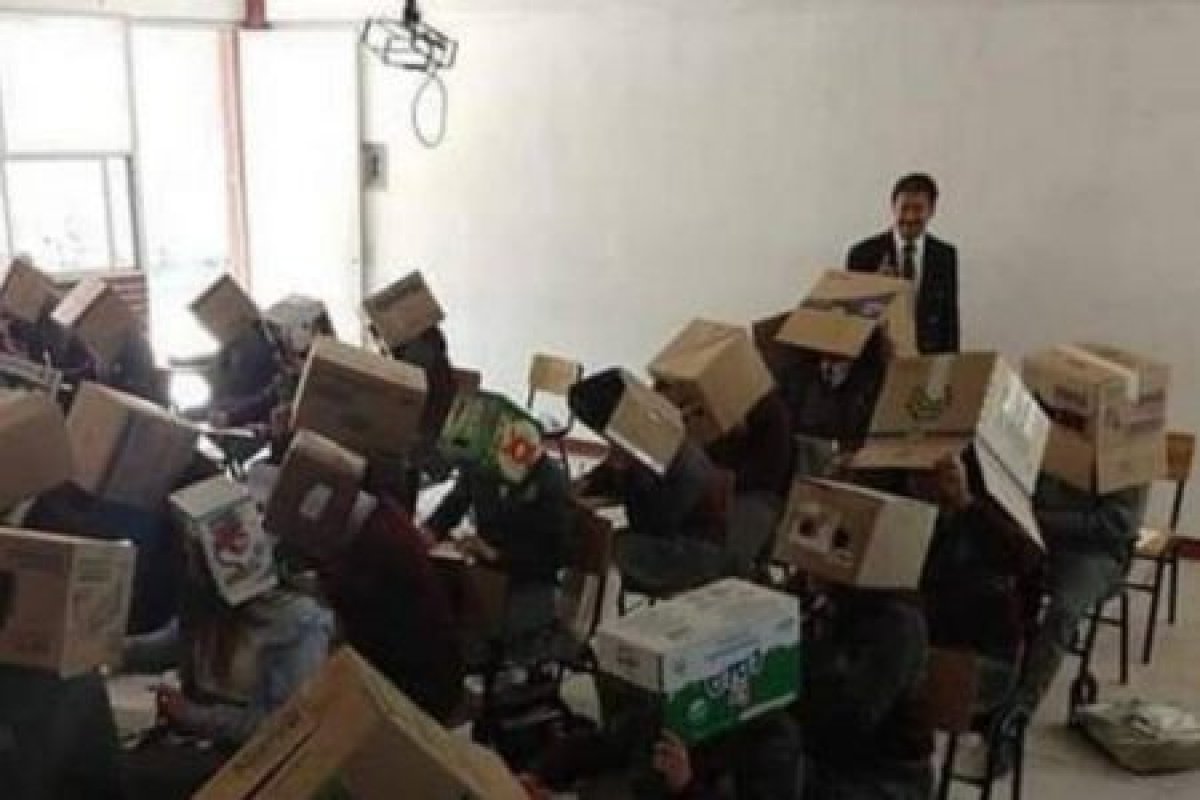 Professor tampa cabeça de alunos com caixas para evitar cola durante avaliação