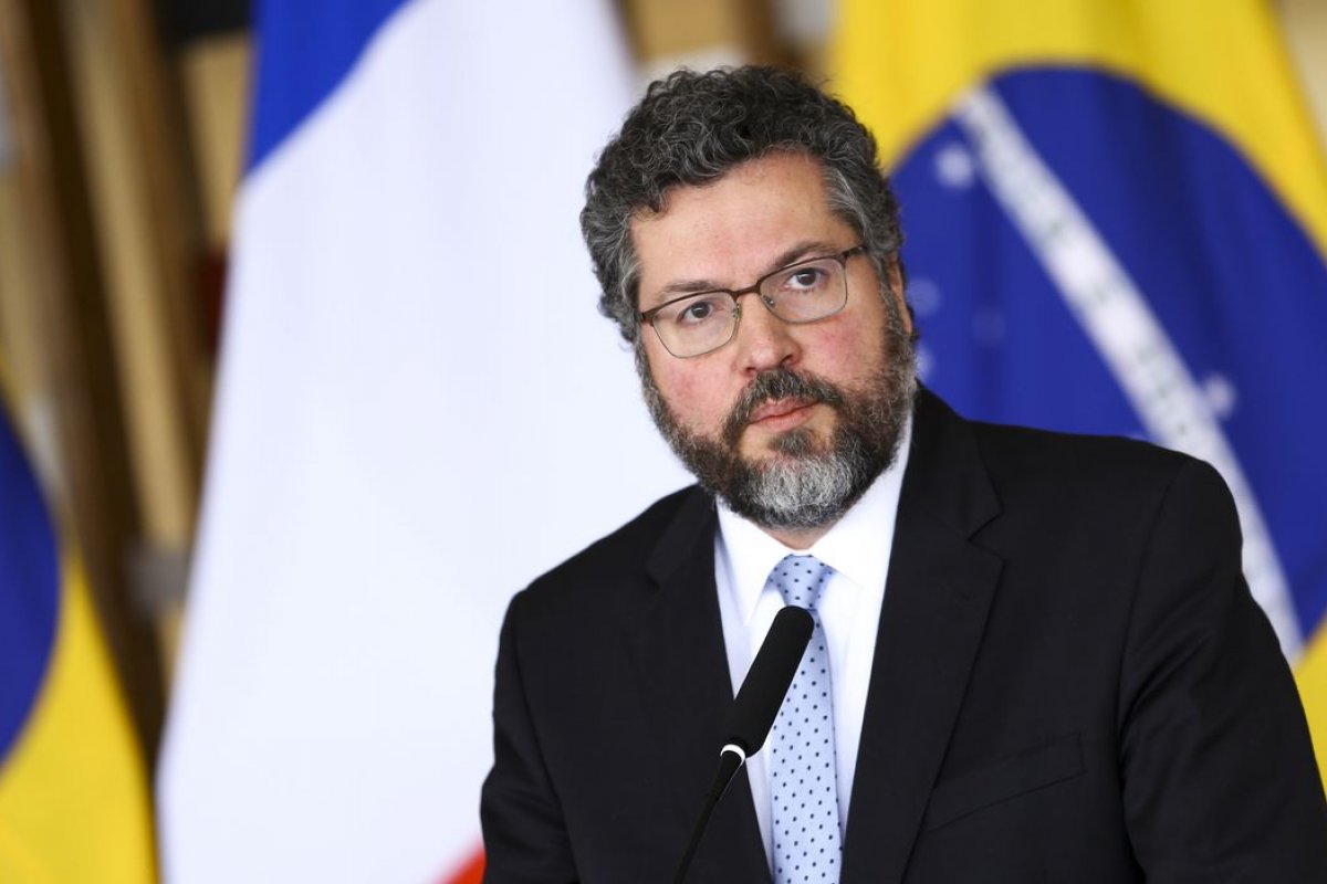 Ernesto Araújo tem reencontro com senadores na CPI da Covid