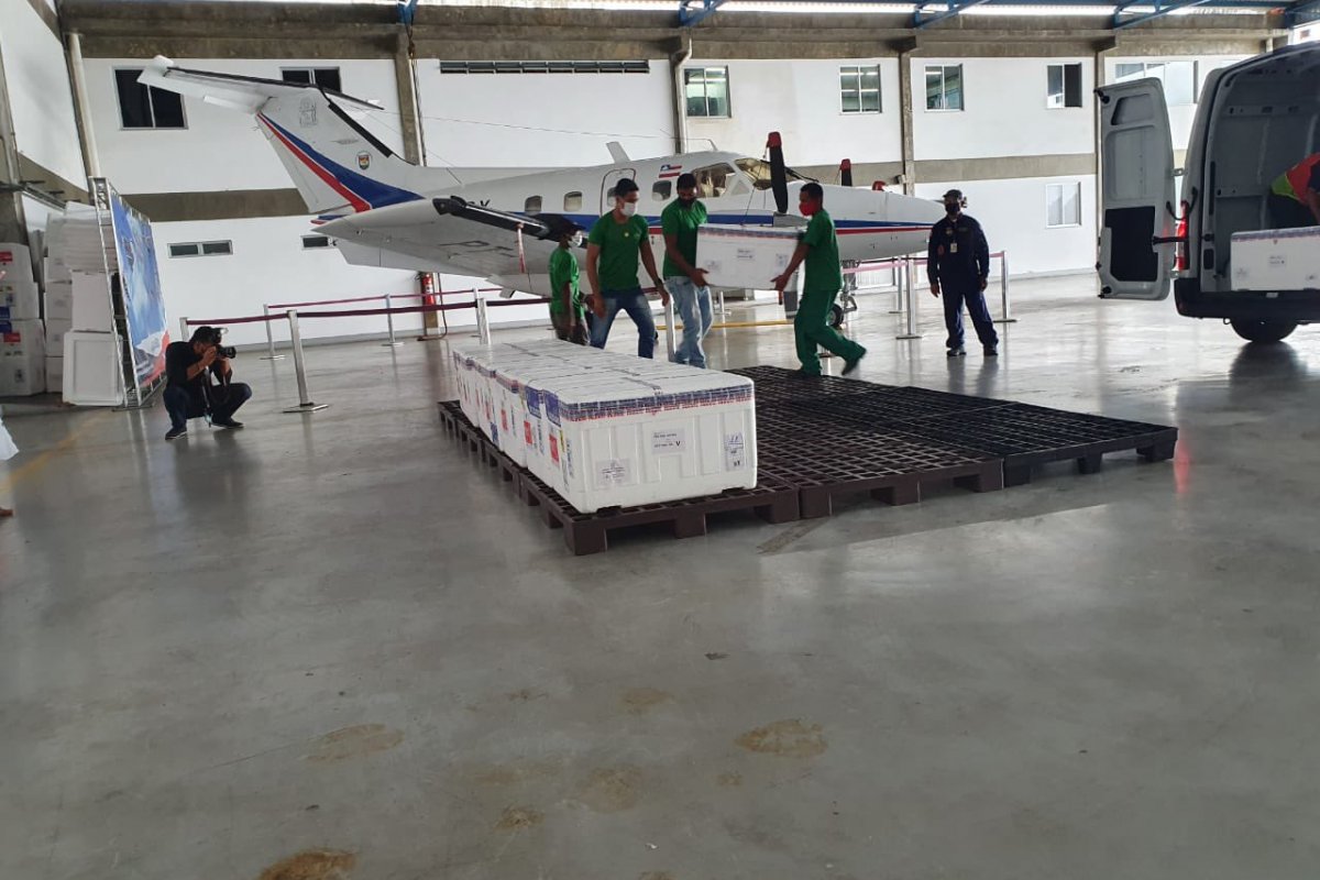 Carga com novo lote de vacinas da Oxford e Coronavac encaminhadas pelo Governo Federal chega à Bahia
