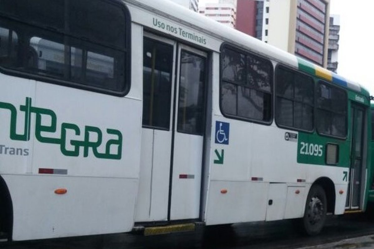 Ônibus é alvo de assalto na manhã desta terça-feira (18) próximo ao bairro do Calabar, em Salvador