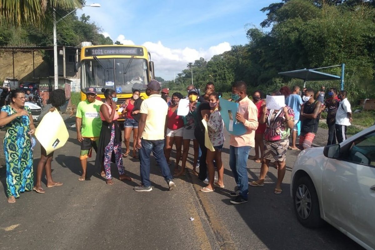 Moradores de São Tomé de Paripe protestam na BA-528 contra ação policial