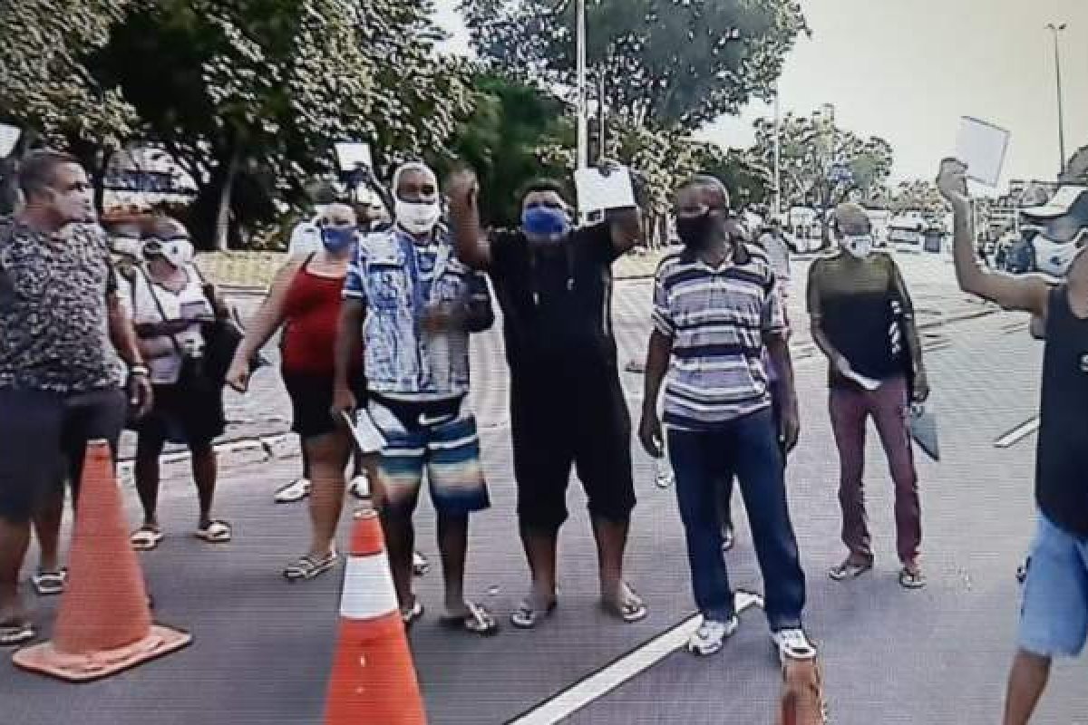 Por falta de vacina, idosos fecham via em frente ao 5° Centro em protesto