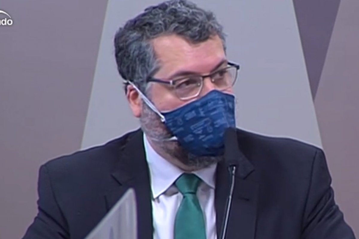 Ernesto Araújo nega que Bolsonaro tenha prejudicado relações com a China