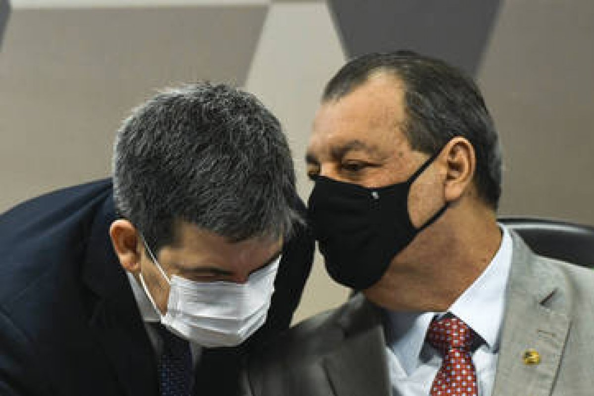 Randolfe diz que membros da CPI da Covid estão sofrendo ameaças pelo Whatsapp