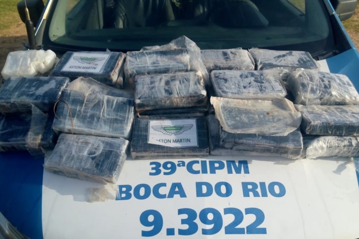 Mochila com cocaína é encontrada na praia da Boca do Rio nesta terça-feira, em Salvador