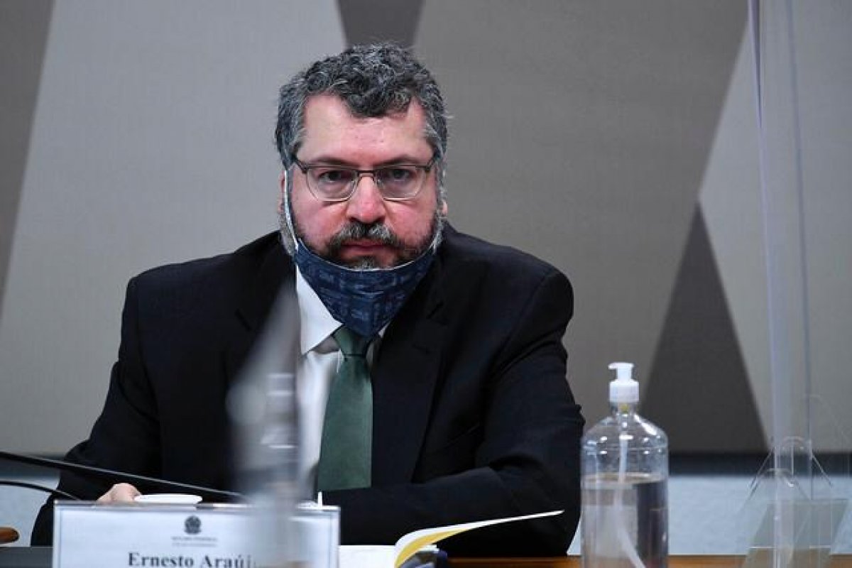 "Presumi que o presidente da República já soubesse", diz Ernesto Araújo sobre carta da Pfizer