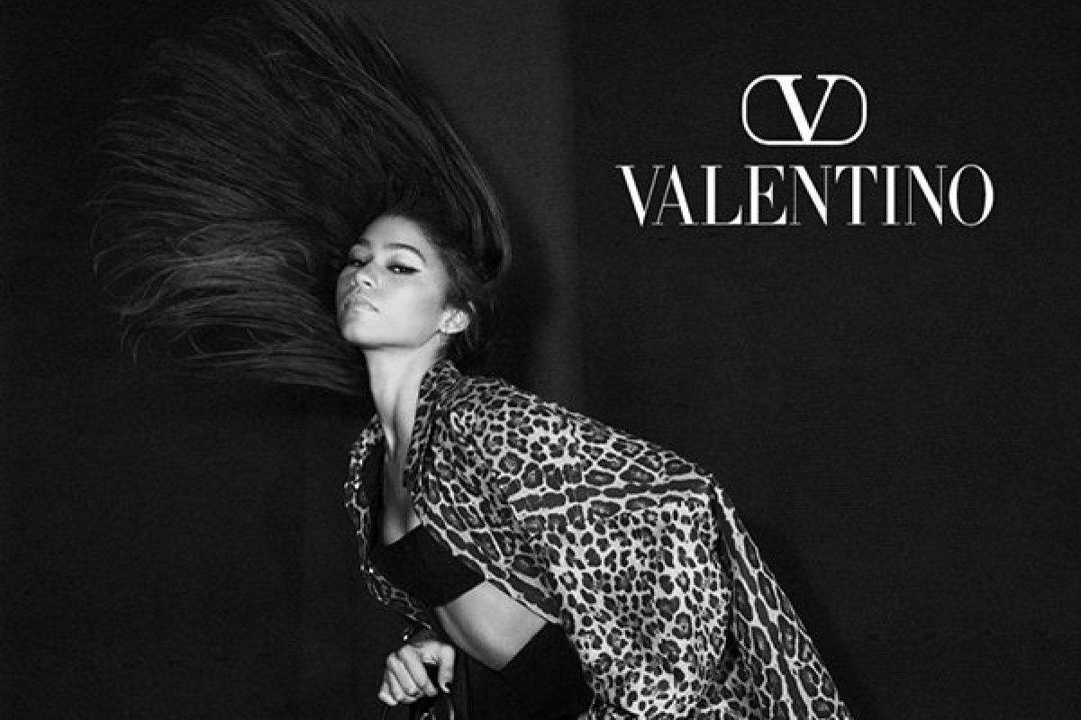 Cheia de sensualidade e romantismo, Zendaya estrela nova campanha da Valentino