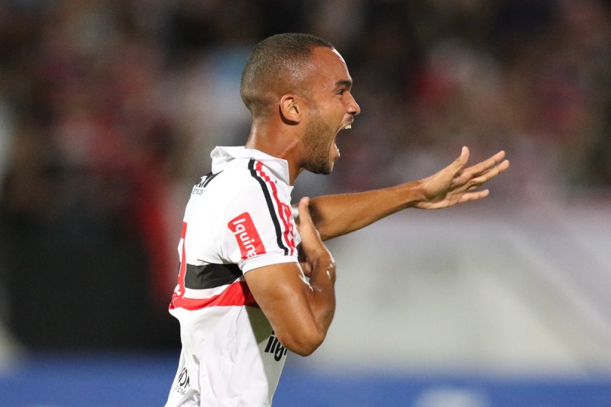 Vitória anuncia oficialmente contratação de zagueiro