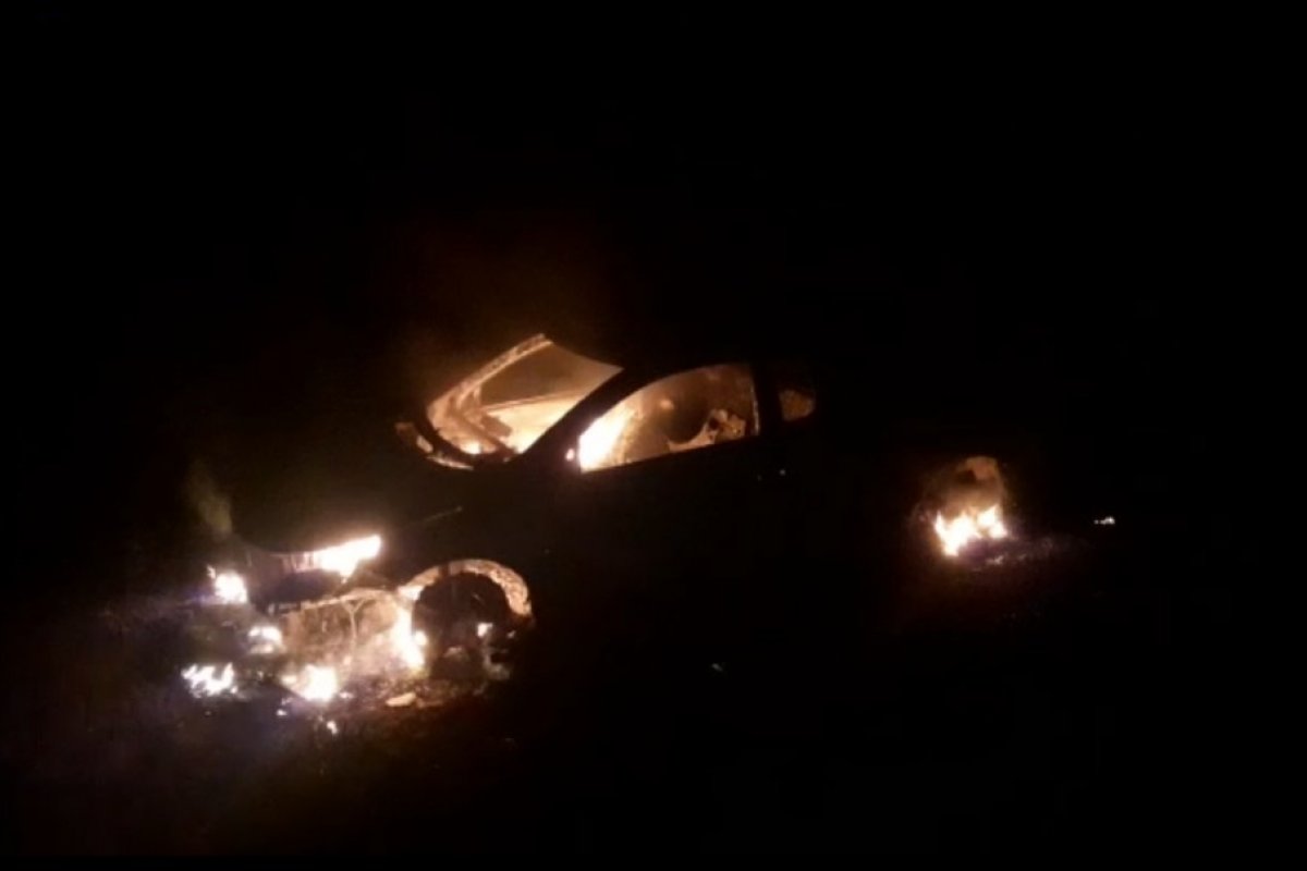 Carro é incendiado no bairro de São Caetano, em Salvador