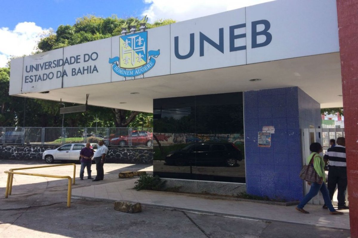 Professores da Uneb e Uefs paralisam atividades em protesto contra PL que determina retorno de aulas presenciais