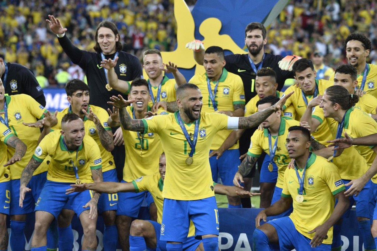 Com brasileiros na lista, FIfa divulga candidatos à seleção do ano